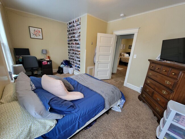 Building Photo - AVAILABLE JUNE - 3 Bed, 1 Bath Home close to Chester Park