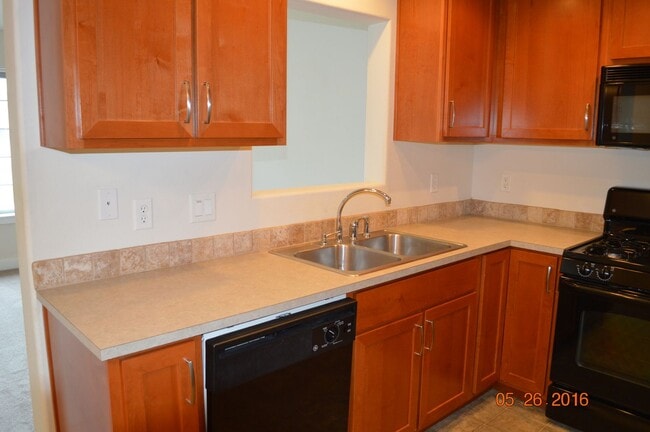 Building Photo - 1-Bedroom in Gated Community!