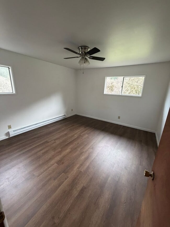 Building Photo - Home with a View!