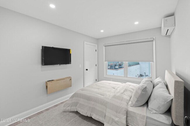 Building Photo - 11 Center St