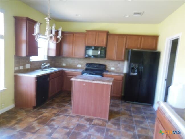 Building Photo - 753 Great Oaks Dr