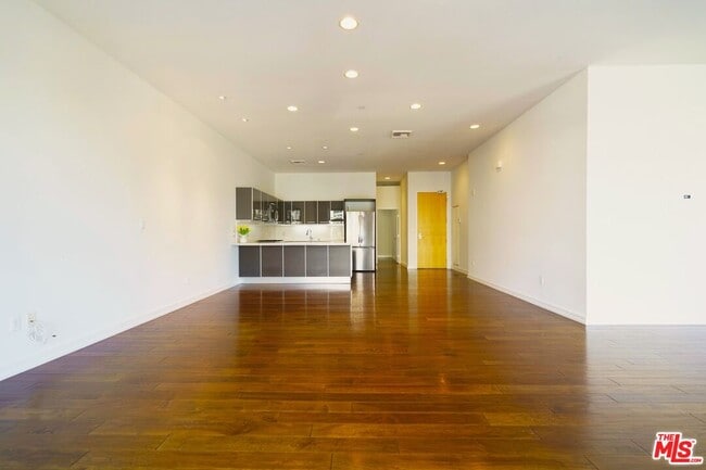 Building Photo - 801 S Grand Ave