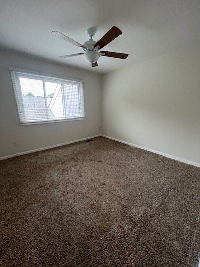 Building Photo - CHARMING TOWNHOME LOCATED IN HIGHLAND HALL...