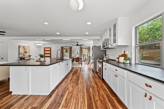 Building Photo - 3405 Santa Fe Dr