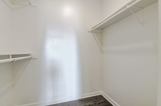 Building Photo - 1605 Dale Cove