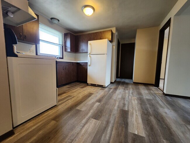 Building Photo - UPPER: 1 Bedroom Apartment in a quiet building.