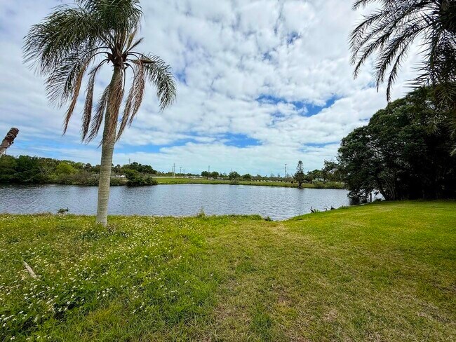 Building Photo - 465 SE Naranja Ave