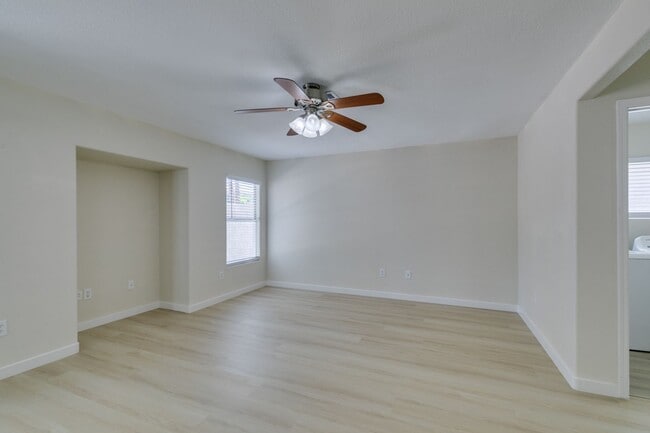 Building Photo - Stunning 3 Bedroom, 2.5 Bathroom Home in E...