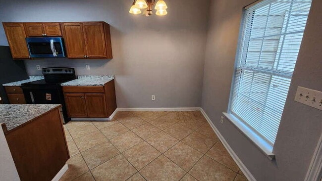 Building Photo - 385 Brookview Dr