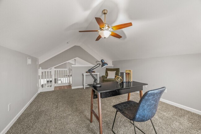 Building Photo - Stunning 4 bedroom with two bonus spaces, ...