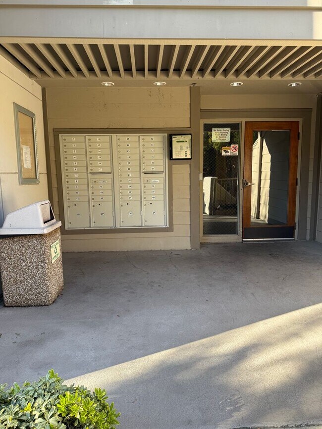 Building Photo - Spacious 2 Bedroom 2 Bath Condo with a View