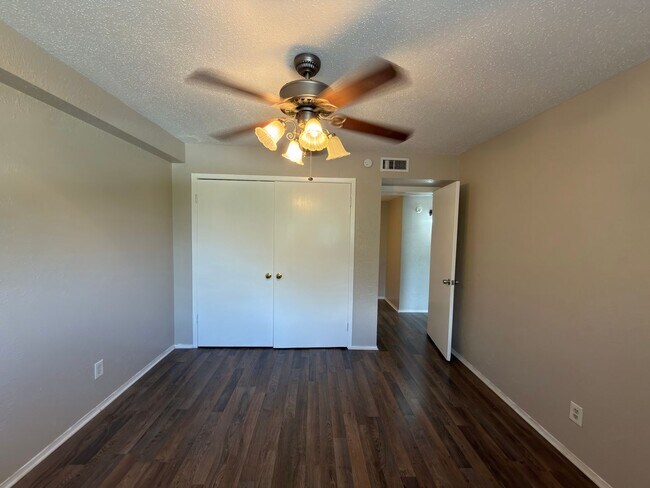 Building Photo - 358 Valley Park Dr