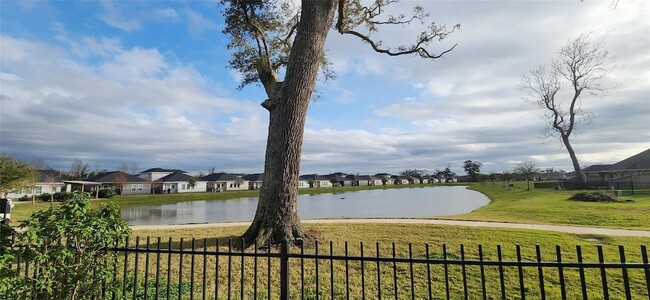 Building Photo - 201 Water Grass Trl