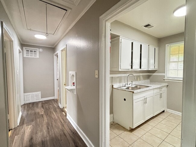 Building Photo - 1065 Larry Ln