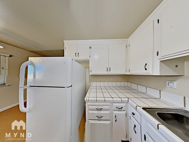 Building Photo - 870 Burbank Dr