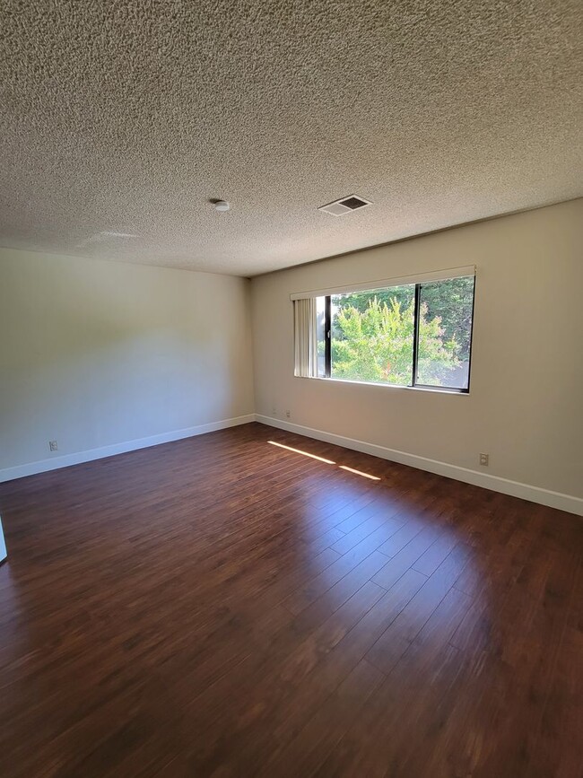 Building Photo - 3-bedroom 2 bath Townhouse in Sun Rise Ridge