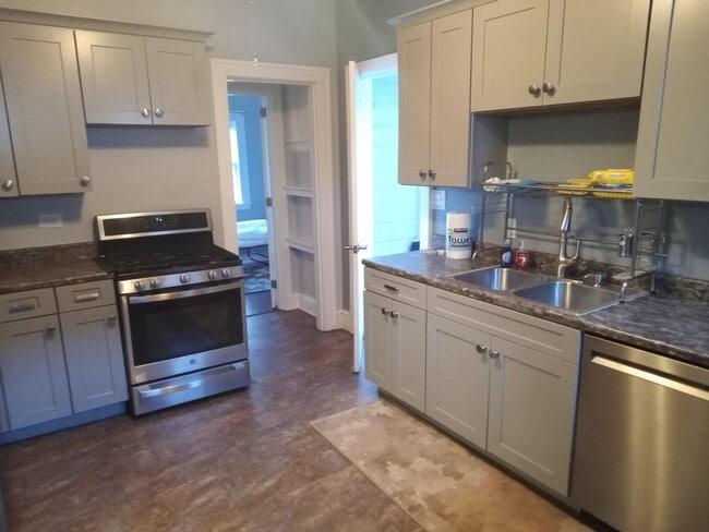 Building Photo - Gorgeous house walking distance from Biltmore Village available now!