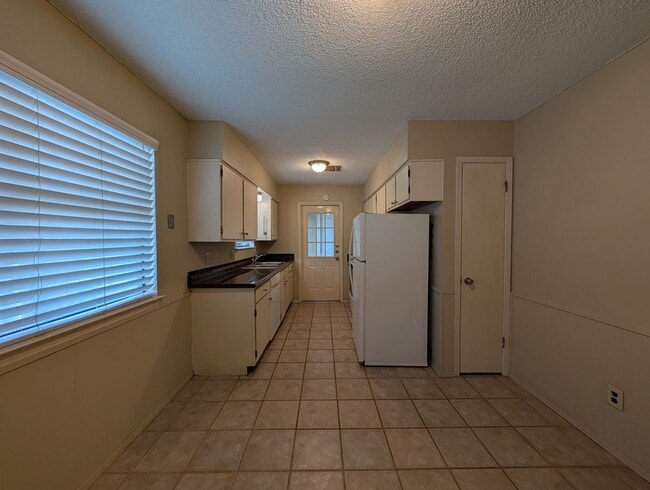 Building Photo - Location!! 1 Mile to Landa Park / Close to...