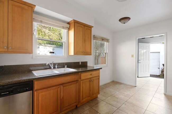 Building Photo - 15826 Magnolia Blvd