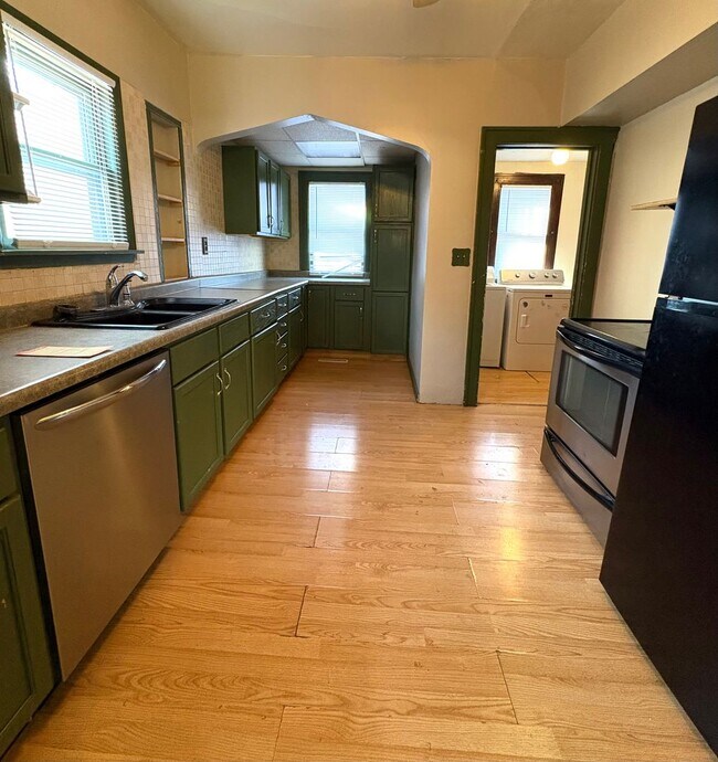 Building Photo - House- NW