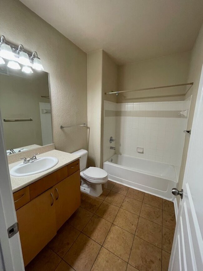 Building Photo - Gardens of Bridgehampton - 2 Bed - 2 bath ...