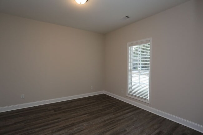 Building Photo - 4 Bedroom Brick House Available TODAY!