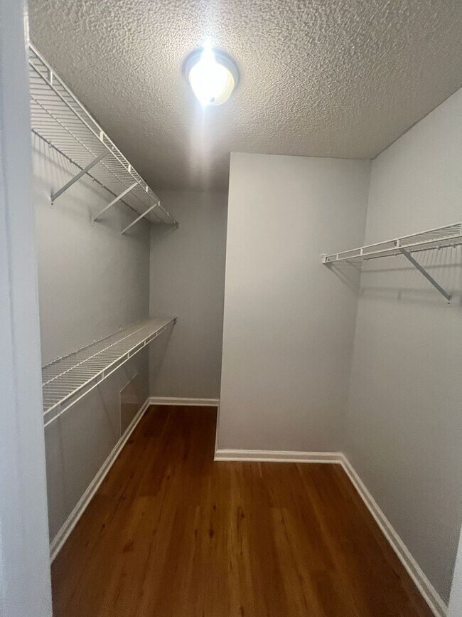 Building Photo - RENT SPECAIL*** $1495.Breezewood Condo, 2 Brd/2bath Screen Porch! LVP wood flooring, Center of Wi...