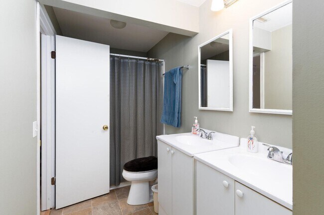 Building Photo - 2501 Grandview Cir