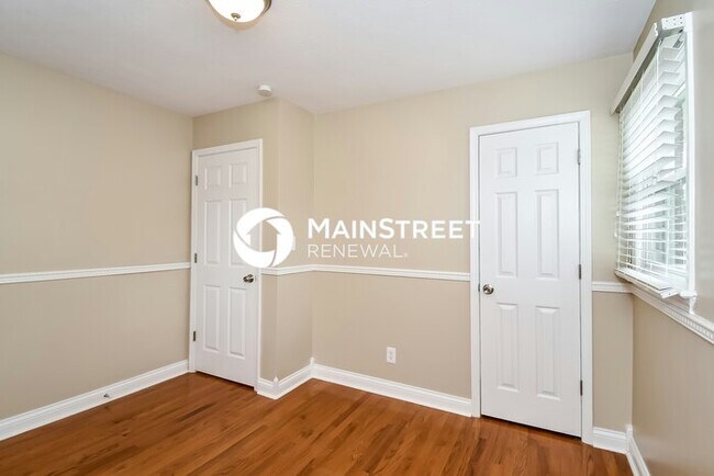 Building Photo - 3 Bedroom Pet-Friendly Home in Hillview, KY with Main Street Renewal