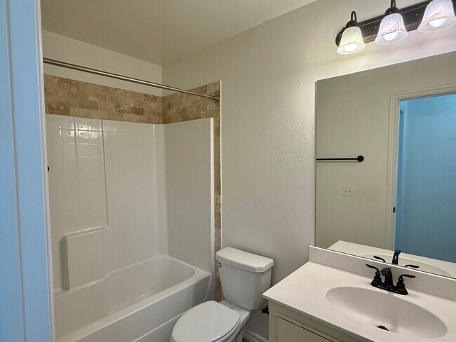 Building Photo - Inviting 3 Bed 2 Bath in Deer Creek Neighborhood