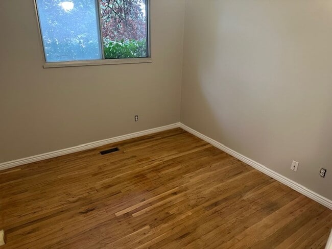 Building Photo - East Layton Home with Beautiful Landscapin...