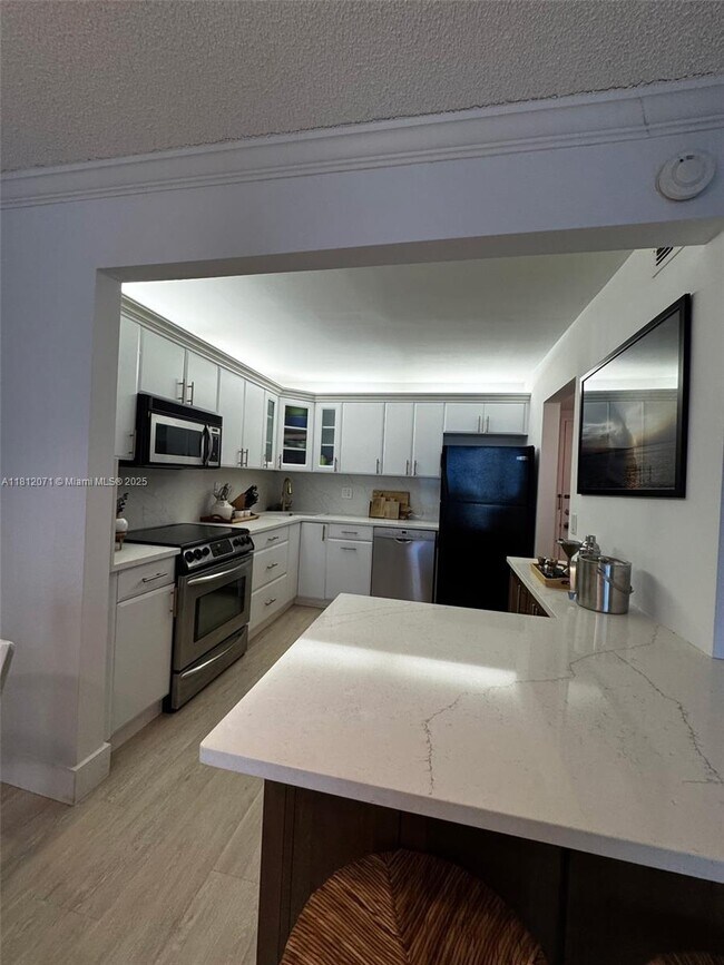 Building Photo - 5440 N Ocean Dr