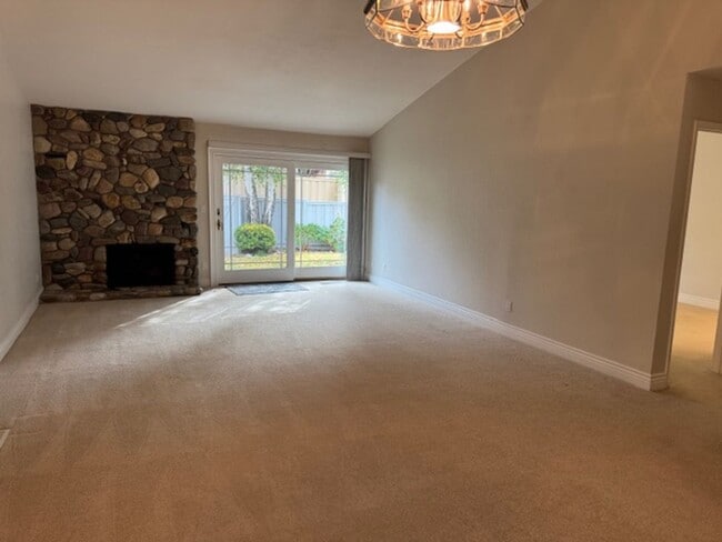 Building Photo - Beautiful 2 bedroom, 2 bath single level t...