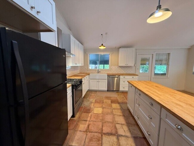 Building Photo - 326 Kindra Heights Rd