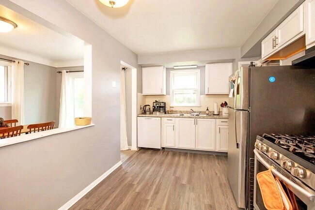 Building Photo - FULLY FURNISHED ACED 3 BED 1.5 BATH SINGLE FAMILY HOME IN BEAUTIFUL MAPLE HEIGHTS!