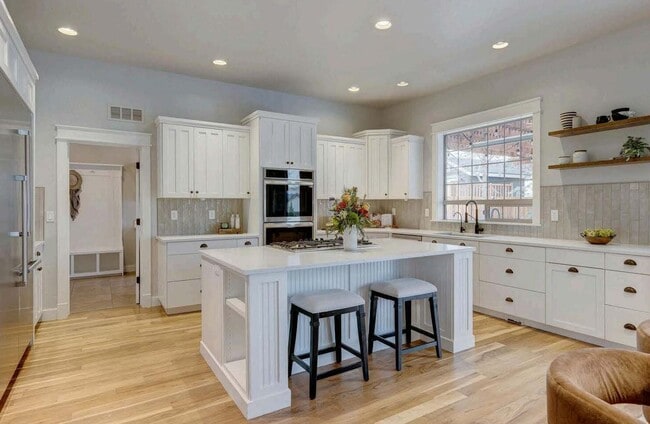 Building Photo - Beautiful home perfect for entertaining