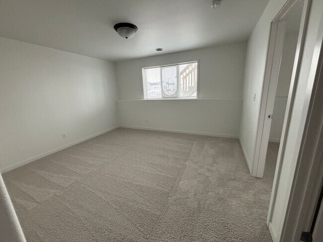 Building Photo - 3 Bed 3 Bath Townhome