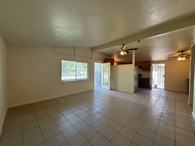 Building Photo - 3 Bedroom Home In Sacramento