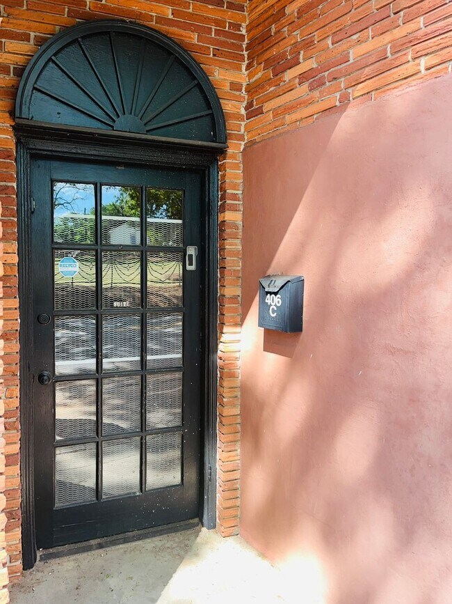 Building Photo - Beautiful 2 bedroom 1.5 bathroom apartment in Downtown Hogansville! Must see!