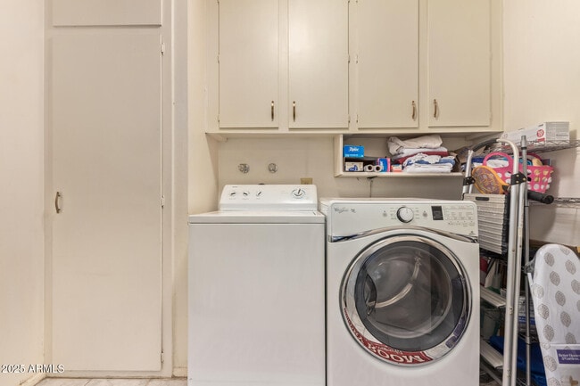 Building Photo - 13636 N Redwood Dr