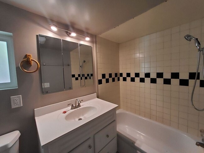 Building Photo - Adorable 2 bed / 1 bath with amazing yard