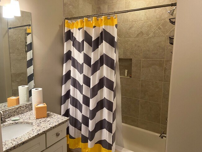 Building Photo - 4BR/4.5BA Furnished Townhome For Rent