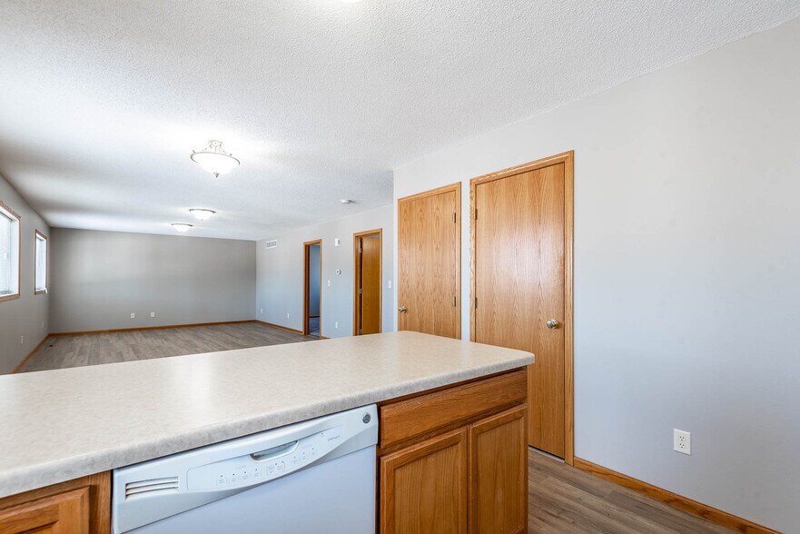 Building Photo - 220 Lakeview Dr