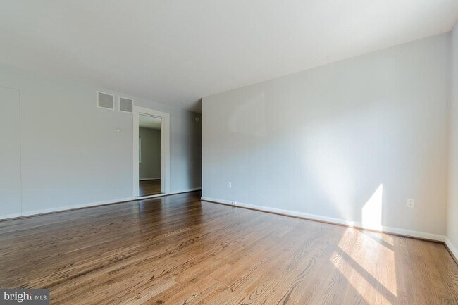 Building Photo - 728 N Wakefield St