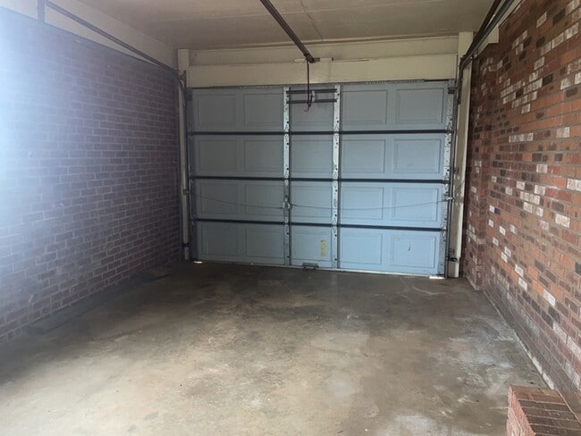 Building Photo - 2 Bedroom 2 Bathroom