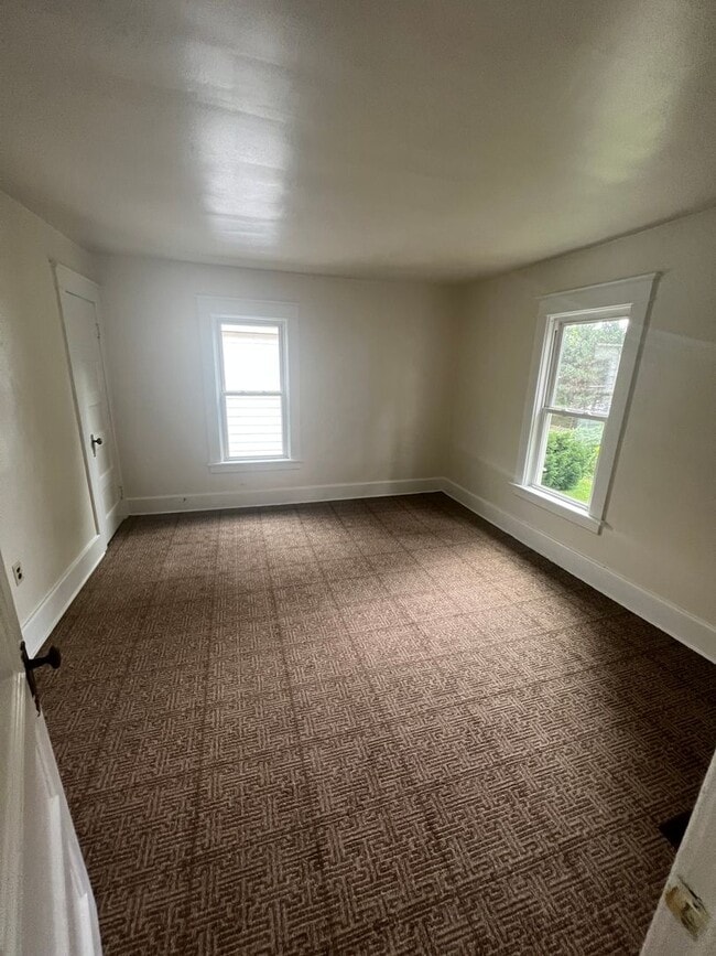 Building Photo - Large 4 Bedroom House