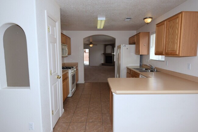 Building Photo - Amazing 3 Bedroom Home Near KAFB!