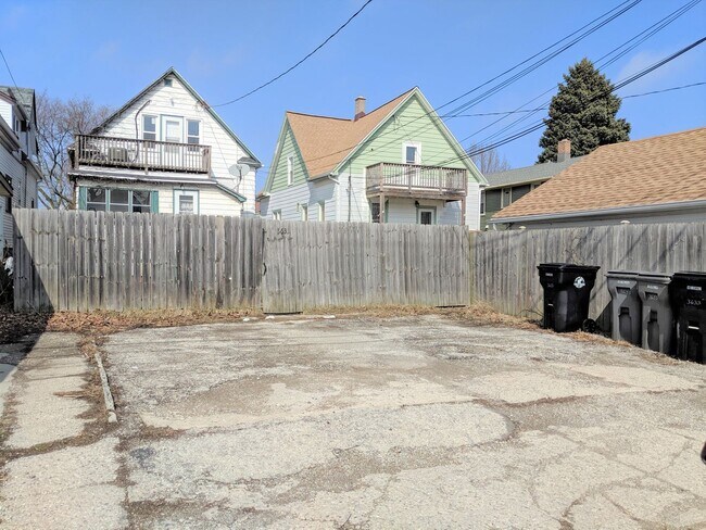 Building Photo - 3633 E Squire Ave