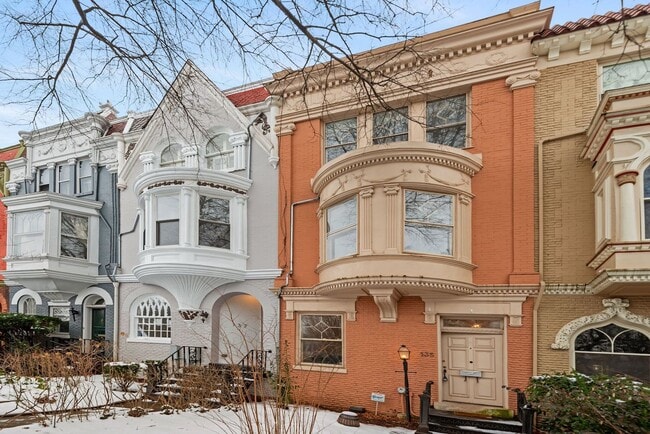 Building Photo - 3 Bed 2.5 Bathroom - Capitol Hill Rowhome - Driveway For Parking