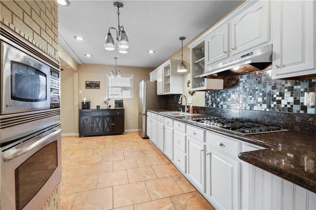 Building Photo - 4920 Robin Hood Dr